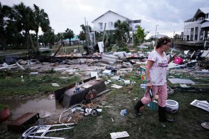 Una afectada, ante las ruinas de su casa en Horseshoe Beach (Florida), el jueves.