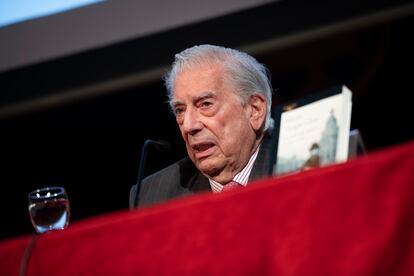 Mario Vargas Llosa presenta su nuevo libro, 'La mirada quieta', sobre la obra de Pérez Galdós, en Madrid.



Foto: Inma Flores