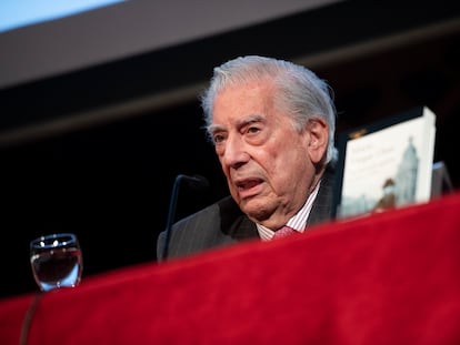 Mario Vargas Llosa presenta su nuevo libro, 'La mirada quieta', sobre la obra de Pérez Galdós, en Madrid.



Foto: Inma Flores