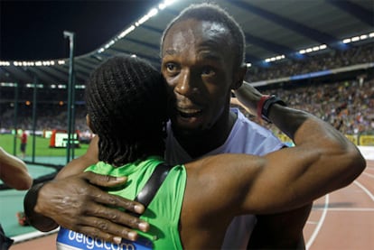 Bolt celebra con Blake su victoria en los 200m en Bruselas 2011, prueba de la Diamond League.