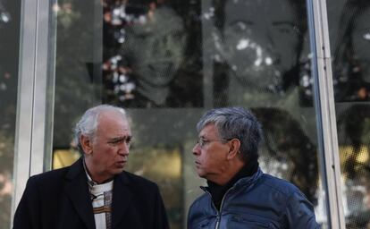 El exdetenido en la ESMA Alfredo Ayala (derecha), dialoga con el exjugador de la selección argentina de 1978, Jorge Olguín.