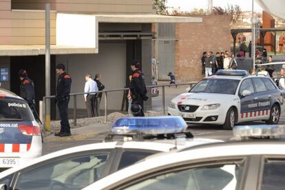 Dispositiu policial davant de l'hospital Arnau Vilanova.