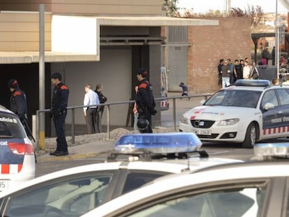Dispositiu policial davant de l&#039;hospital Arnau Vilanova.