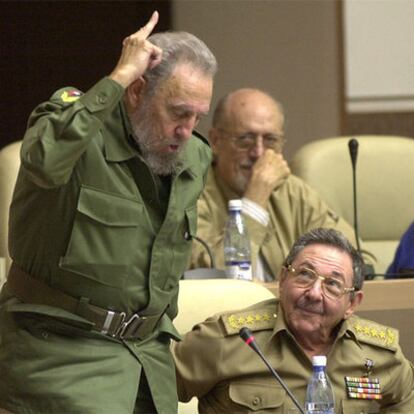 Fidel Castro y su hermano Raúl, en el Parlamento cubano en 2002.