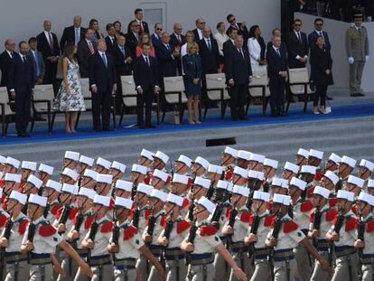 Soldados franceses desfilan el pasado 14 de julio en Par&iacute;s. Al fondo, Donald y Melania Trump junto a Emmanuel y Brigitte Macron.