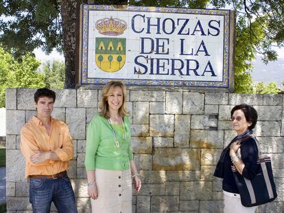 El historiador Juan Sobrino, la alcaldesa de Soto del Real, Encarnación Rivero Flor, y una sobrina del arzobispo Morcillo.