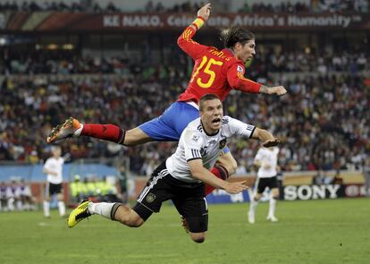 Ramos choca contra el delantero alemán Lukas Podolski, durante el partido de semifinales del Mundial de Fútbol de Sudáfrica ante Alemania en Durban y que acabó con resultado de un gol a cero. España consiguió el pase a la final.