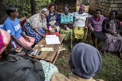 Lucy Kathegu Kigunda (sujetando el cuaderno) y otras miembros de una escuela de campo cerca de Meru (Kenia). Estas agricultoras están comprometidas a mejorar su producción (y sus ingresos) con los principios de rotación de cultivos, mínimo trastorno para el suelo y cubierta permanente del mismo. 