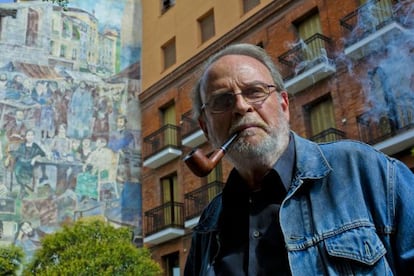 El autor, Enrique Cavestany, posa frente al mural.