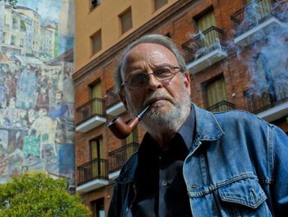 El autor, Enrique Cavestany, posa frente al mural.