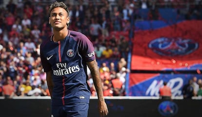 Neymar é apresentado aos torcedores do PSG.