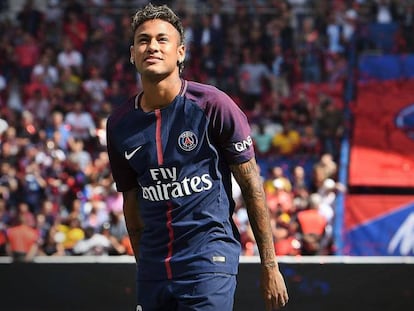 Neymar é apresentado aos torcedores do PSG.