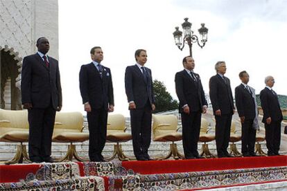 Momento en el que sonaban los himnos nacionales en la explanada del Mausoleo de Mohamed V en Rabat.