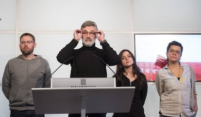 Carles Riera este miércoles junto a los diputados de la CUP.