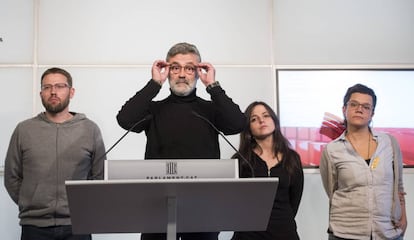 Carles Riera este mi&eacute;rcoles junto a los diputados de la CUP.