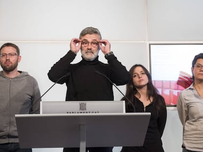 Carles Riera este mi&eacute;rcoles junto a los diputados de la CUP.