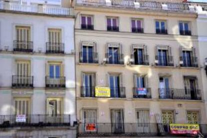 Fachada de un edificio de la capital en la que diferentes carteles de venta y alquiler de pisos así como compar venta de oro, ponen de manifiesto la grave crísis económica, que sufre nuestro país. EFE/Archivo