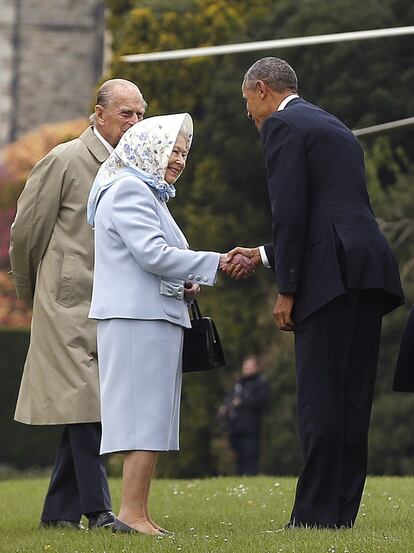 La reina Isabel II recibe a Barack Obama y su esposa Michelle.