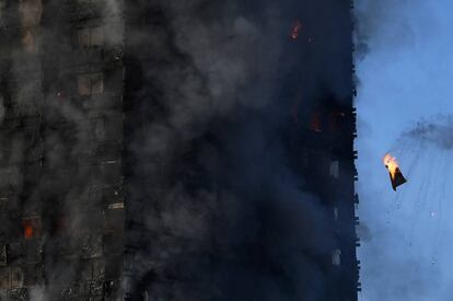 El fuego, de enormes dimensiones, se desató en la Torre Grenfell, en el barrio de Kensington.