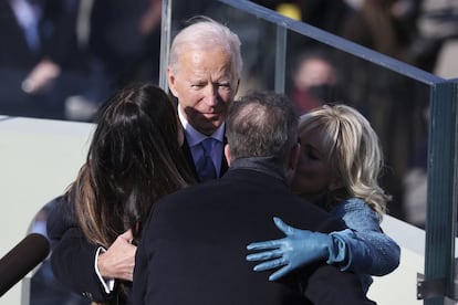 El presidente Joe Biden y la primera dama, Jill Biden, abrazan a Hunter Biden y a su hija Ashley, después del juramento como presidente de los Estados Unidos.