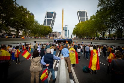 Centenares de personas asisten a la manifestación contra el Gobierno, este domingo en Plaza de Castilla en Madrid. 