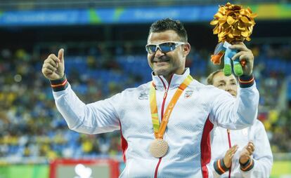 David Casinos en el podio con la medalla de bronce.