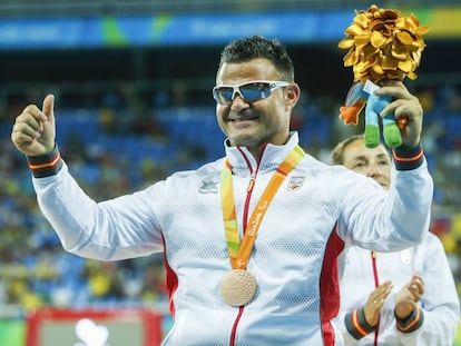 David Casinos en el podio con la medalla de bronce.