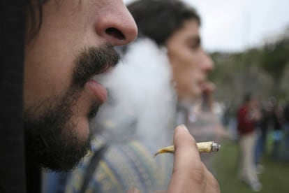 Unos jóvenes fuman marihuana en Montevideo.