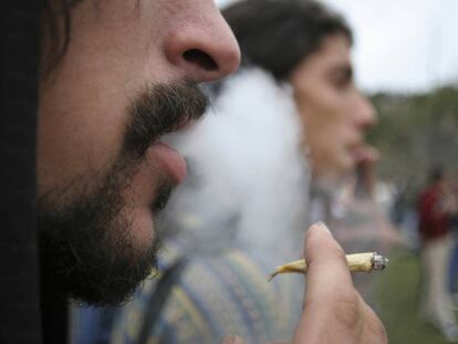 Unos jóvenes fuman marihuana en Montevideo.