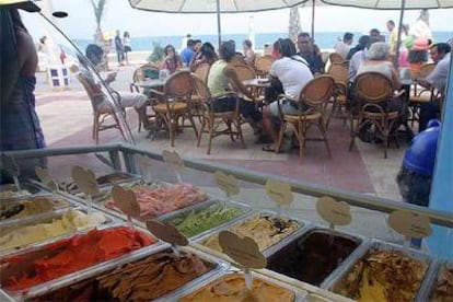 Una heladería en una de las terrazas del paseo marítimo de Campello (Alicante).