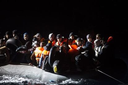 Inmigrantes procedentes de Ir&aacute;n, Bangladesh, Pakist&aacute;n y Marruecos, interceptados por la guardia costera turca al intentar alcanzar las costas griegas, el 9 de diciembre de 2015. 