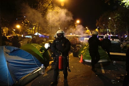 Sobre la una de la matinada els agents han accedit a la pla?a per la Gran Via i han obligat uns 70 joves a abandonar la zona. El mxim responsable de Gurdia Urbana, Evelio Vzquez, ha dirigit l'operatiu des de la mateixa pla?a Universitat.