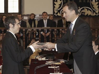 Cristóbal Ugarte, nieto de Nicanor Parra, recibe el Premio Cervantes de manos del Príncipe Felipe de Borbón. El poeta chileno no ha podido asistir a la entrega del premio debido a su avanzada edad.