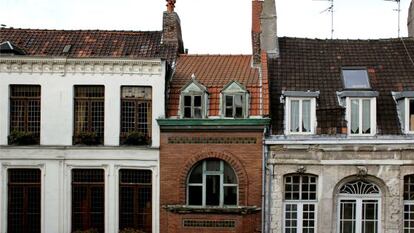 En el centro, la casa del pintor Alberto Rodr&iacute;guez en el n&uacute;mero 9 de la calle Saint-Jacques, en Lille (Francia).