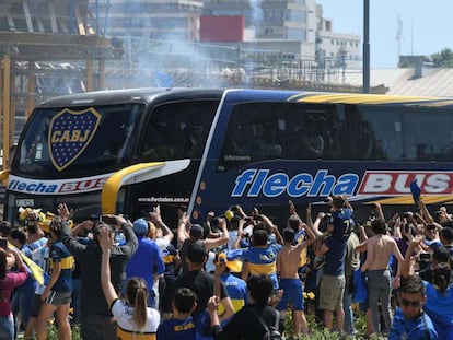 Ônibus do Boca Juniors foi atacado por torcedores do River no Monumental.