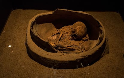 Esqueleto de uma criança dentro de uma urna funerária encontrado nos sítios arqueológicos do parque e exposto no museu. Em um dos locais, a Toca da Baixa dos Caboclos, foram encontrados nove sepultamentos, sendo seis de crianças, de aproximadamente 360 anos atrás. A grande incidência de crianças mortas pode ser explicada, segundo os pesquisadores, pela incidência de doenças trazidas pelos brancos após a Colonização.