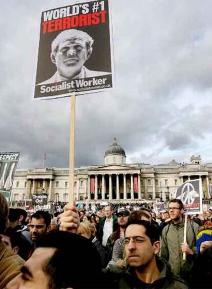 Miles de británicos se han echado a la calle para exigir a Tony Blair el repliegue total de las tropas británicas desplegadas en Irak.