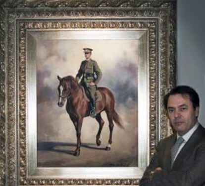 Fotografía facilitada por el pintor Augusto Ferrer Dalmau, considerado por la crítica el mejor pintor militar del momento, junto al primer cuadro del rey Juan Carlos montado a caballo que ha elaborado, en el momento en el que el artista catalán entregó la obra al Museo de la Guardia Real, en El Pardo (Madrid).