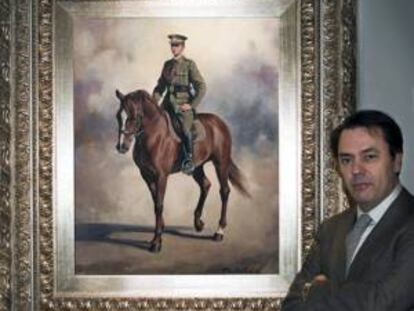 Fotografía facilitada por el pintor Augusto Ferrer Dalmau, considerado por la crítica el mejor pintor militar del momento, junto al primer cuadro del rey Juan Carlos montado a caballo que ha elaborado, en el momento en el que el artista catalán entregó la obra al Museo de la Guardia Real, en El Pardo (Madrid).