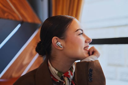 Chica con los auriculares HAYLOU Introduces Flowbuds N55