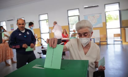 Una anciana ejercía su derecho al voto en un colegio electoral en Jerez de la Frontera (Cádiz). Más de seis millones de andaluces estaban convocados este domingo en las provincias de Almería, Cádiz, Córdoba, Granada, Huelva, Jaén, Málaga y Sevilla, en una jornada en la que las temperaturas han dado un respiro, tras una semana por encima de los 40º C.