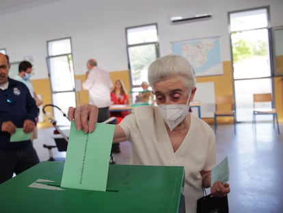 Una anciana ejerce su derecho al voto en Jerez de la Frontera (Cádiz), el 19 de junio de 2022.