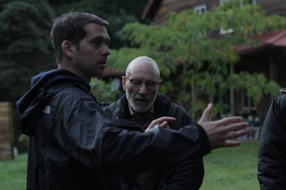 Jeremy Saulnier y Patrick Stewart (centro), en el rodaje de 'Green Room'.