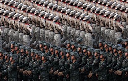 Un grupo de soldados participa en el desfile del 80º aniversario de la rendición de Japón en la Segunda Guerra Mundial celebrado en Pekín este miércoles.