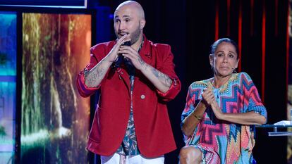 Fotografía de archivo de la cantante Isabel Pantoja y su hijo Francisco Rivera Pantoja en el programa de televisión 'Supervivientes', en Madrid, en julio de 2019.