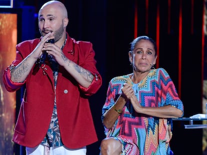 Fotografía de archivo de la cantante Isabel Pantoja y su hijo Francisco Rivera Pantoja en el programa de televisión 'Supervivientes', en Madrid, en julio de 2019.