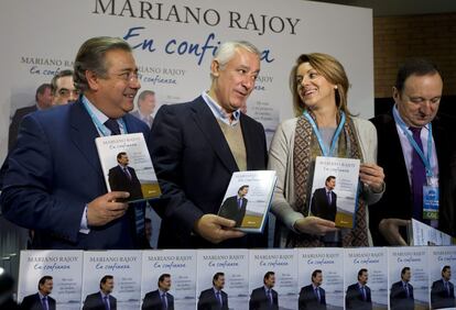 Juan Ignacio Zoido, alcalde de Sevilla, Javier Arenas, candidato del PP a la Junta de Andalucía, María Dolores de Cospedal, secretaria general del PP y Pedro Sanz, presidente de La Rioja, posan con el libro de Mariano Rajoy.