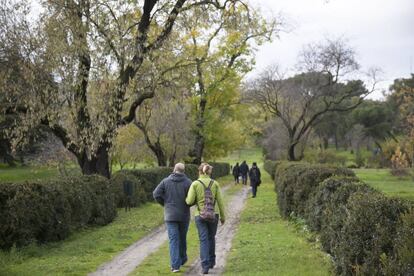 Vecinos visitando la Quinta de Torres Arias este domingo, tras su inauguración.