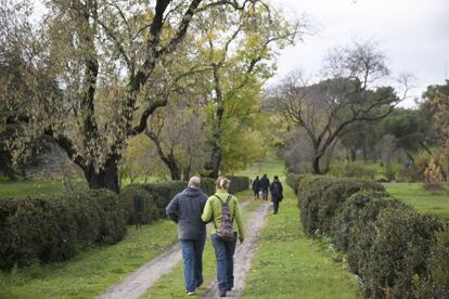 Vecinos visitando la Quinta de Torres Arias este domingo, tras su inauguración.