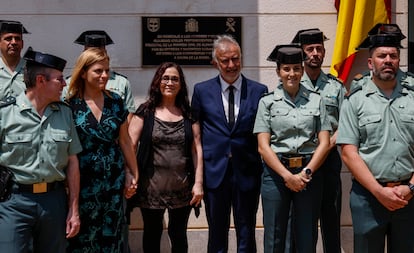El ministro Ángel Víctor Torres (centro) y la delegada del Gobierno, Pilar Bernabé (a la izquierda), junto a la placa en memoria a las víctimas de la dana y como reconocimiento a los guardias civiles.